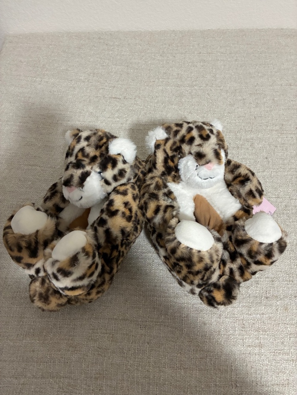Feetmoji Cheetah Slippers Size 7-8 NWT